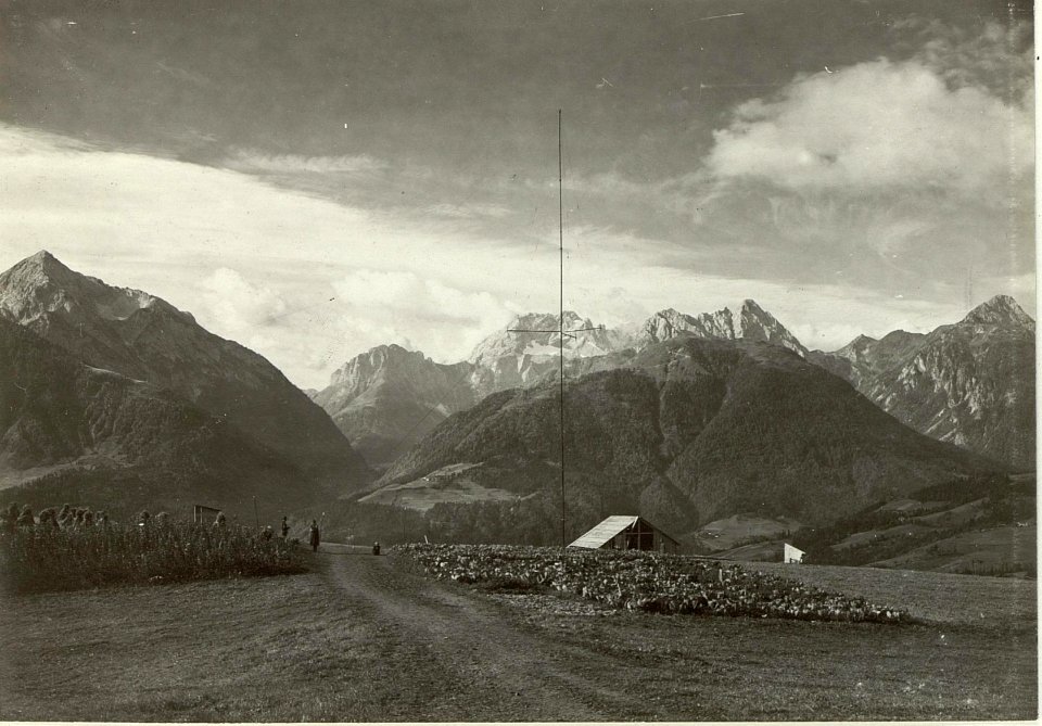 Radiostation bei Lanz nördlich Kötschach, Kote 1038. Hintergrund von links nach rechts, Polinigg - Cellonkofel, Kellerwand, Mooskopf und Plenge. Aufgenommen, am 20. September 1915. (BildID 15462337)
