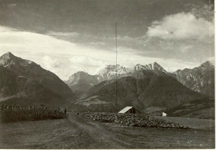 Radiostation bei Lanz nördlich Kötschach, Kote 1038. Hintergrund von links nach rechts, Polinigg - Cellonkofel, Kellerwand, Mooskopf und Plenge. Aufgenommen, am 20. September 1915. (BildID 15462337)