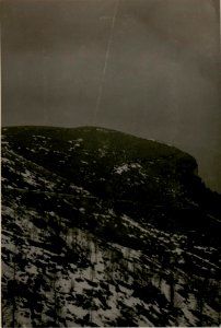 Radiostation, Gruppe I.West auf dem Finocchio, Halteseil für die Antenne und Stations-Hütten. (BildID 15512938)