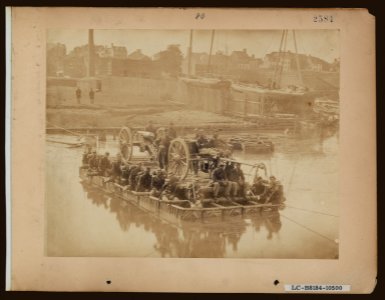 Raft of blanket boats ferrying field artillery and men over Potomac River LCCN2006676197