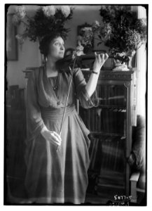 R. Miller (playing violin) LCCN2014709917