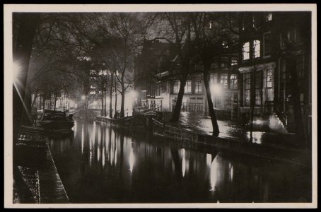 Raamgracht gezien richting Zwanenburgwal met rechts de Groenburgwal. Foto Herman van Daal, Uitgave J.V.A, Afb PBKD00233000004