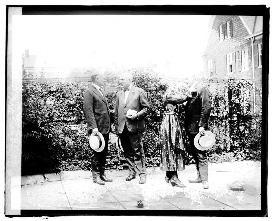 R.B. Creager, Mrs. Harding, Mr. H(arding), F.E. Scobey LCCN2016828260