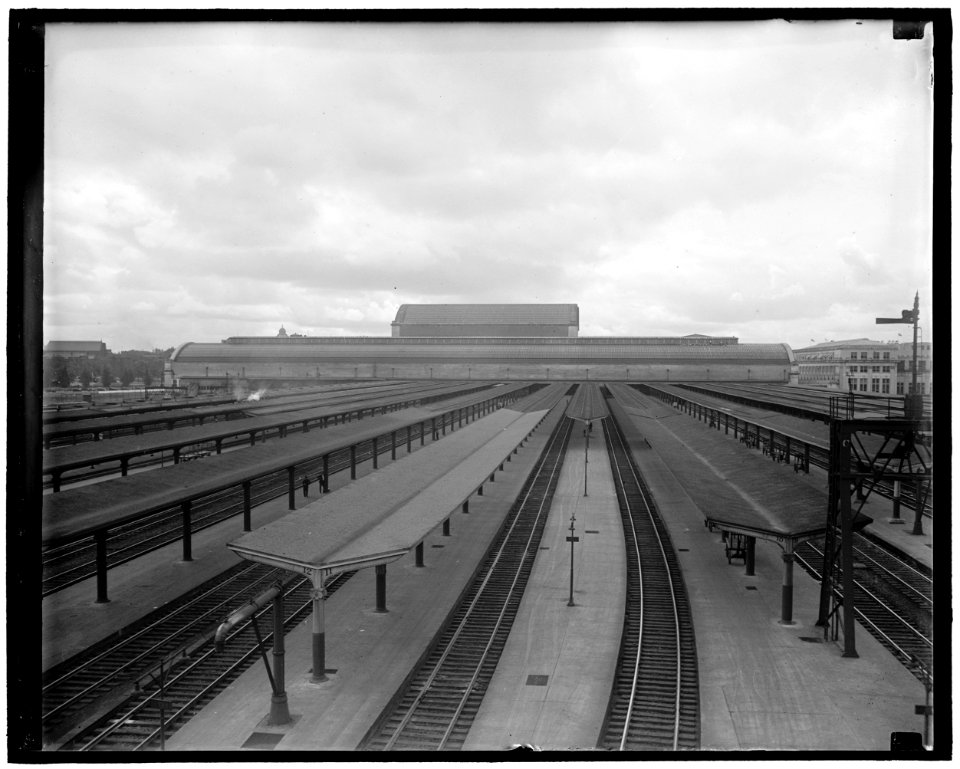 Railroad yards LCCN2016863104