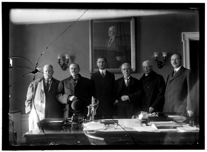 RAILROADS WAR BOARD. ELLIOTT, HOWARD, PRESIDENT, N.P. RAILWAY; HOLDEN, HALE LCCN2016868783
