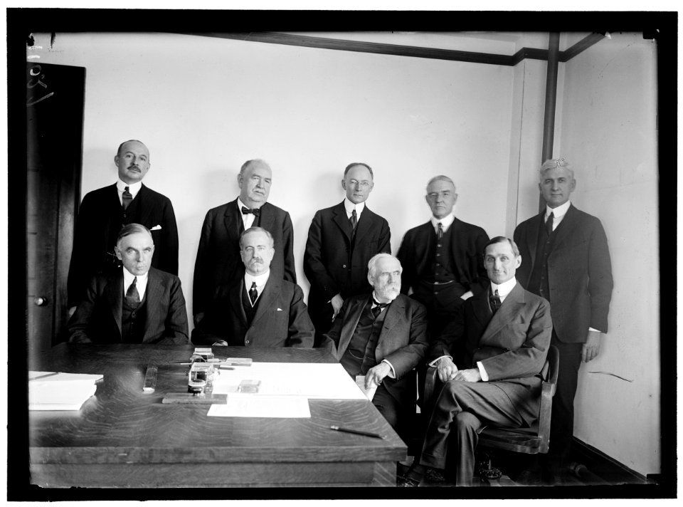 RAILWAY ADVISORY BOARD. STANDING- HALE HOLDEN; EDWARD CHAMBERS; WALKER D. HINES; JOHN BARTON PAYNE; OSCAR E. PRICE. SEATED- A.H. SMITH; JOHN SKELTON WILLIAMS; HENRY WALTERS; W.G. McADOO LCCN2016868825
