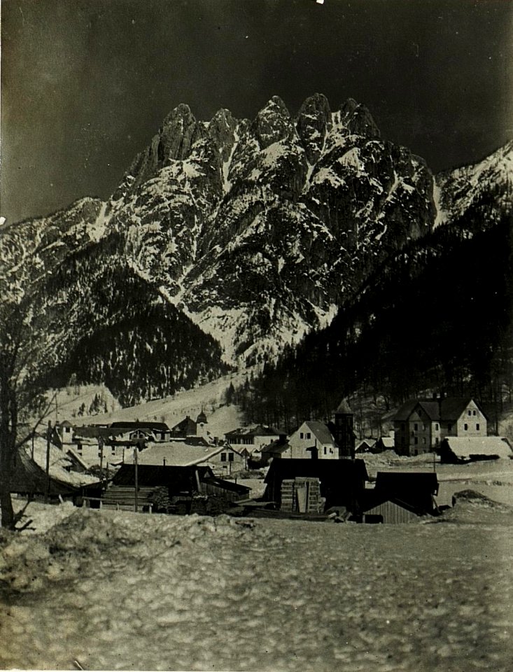 Raibl mit Fünfspitz im Hintergrund. (25-2.1917.) (BildID 15499035)
