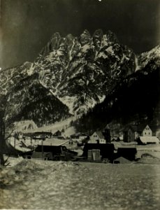 Raibl mit Fünfspitz im Hintergrund. (25-2.1917.) (BildID 15499035)
