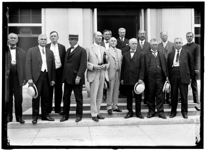 RAILROAD MEN AT WHITE HOUSE. HEADS- W.G. LEE, PRES., BOARD OF RAILWAY TRAINMEN; WARREN B. STONE, PRES., BOARD OF LOCOMOTIVE ENGINEERS; HERMAN W. WILLS, WASHINGTON REPUBLICAN LABOR ORGS.; LCCN2016864754