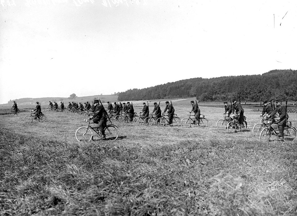 Radfahrer fahren in Stellung - CH-BAR - 3237570