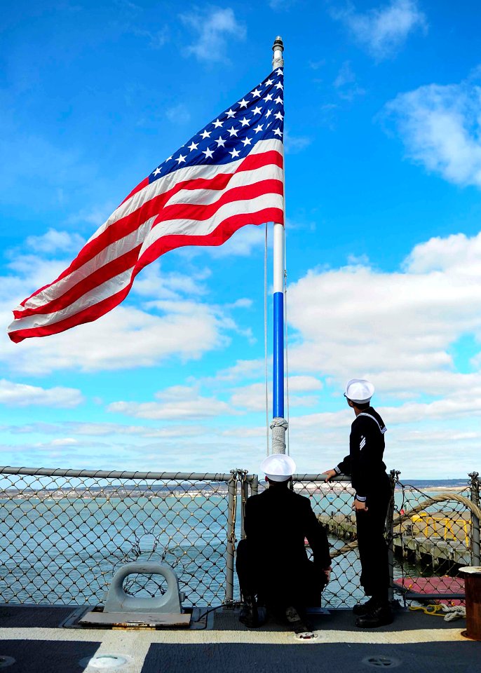 Raising the flag 150322-N-BD333-053