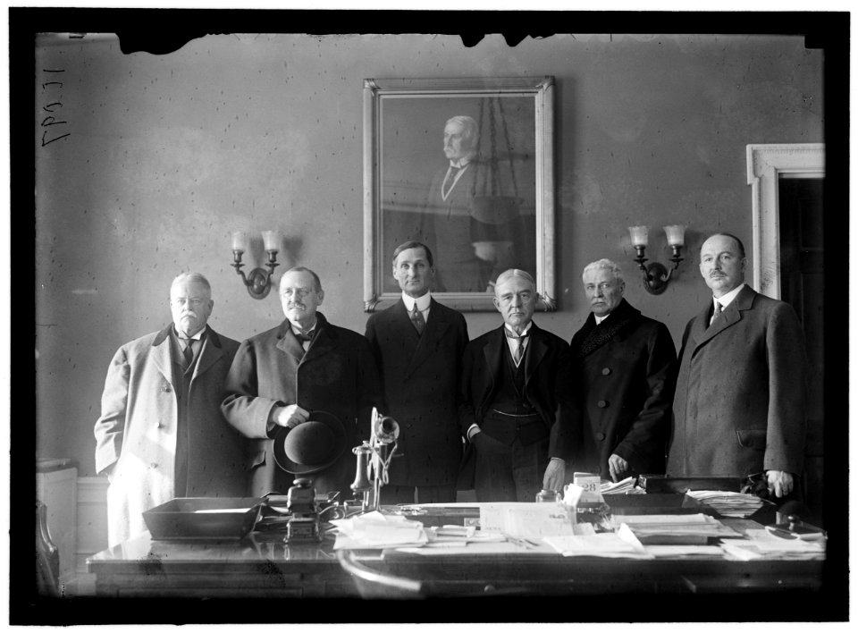 RAILROADS WAR BOARD. ELLIOTT, HOWARD, PRESIDENT, N.P. RAILWAY; HOLDEN, HALE LCCN2016868818