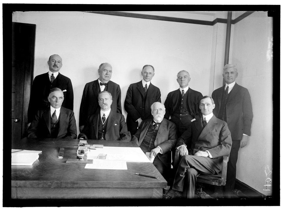 RAILWAY ADVISORY BOARD STANDING- HALE HOLDEN; EDWARD CHAMBERS; WALKER D. HINES; JOHN BARTON PAYNE; OSCAR E. PRICE. SEATED- A.H. SMITH; JOHN SKELTON WILLIAMS; HENRY WALTERS; W.G. McADOO LCCN2016868826