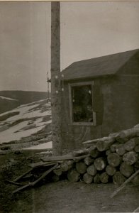 Radiostation auf d. Finocchio, Hütte und Fussende d.Mastes der Richtempfangstation. (BildID 15512980)