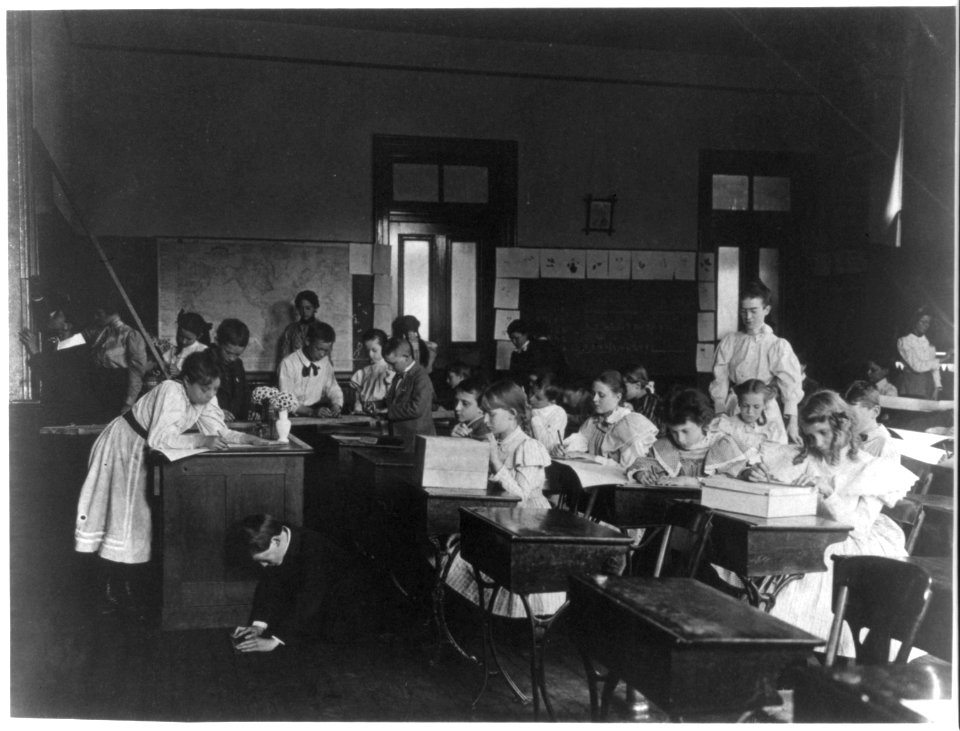 Rainy day activities in school - decorating the classroom LCCN2001703619