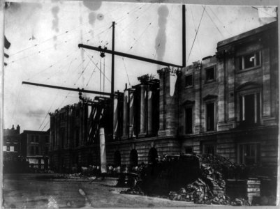 Raising a monolithic column. Genl. P.O. Building, north facade LCCN2009630949