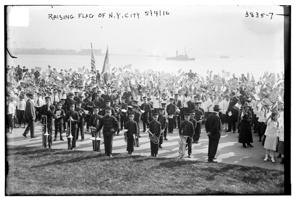 Raising flag of N.Y. City, 5-4-16 LCCN2014701535