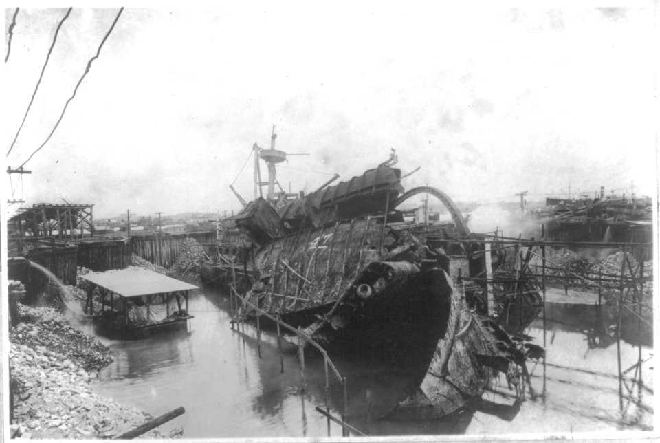 Raising of battleship Maine LCCN2013646060