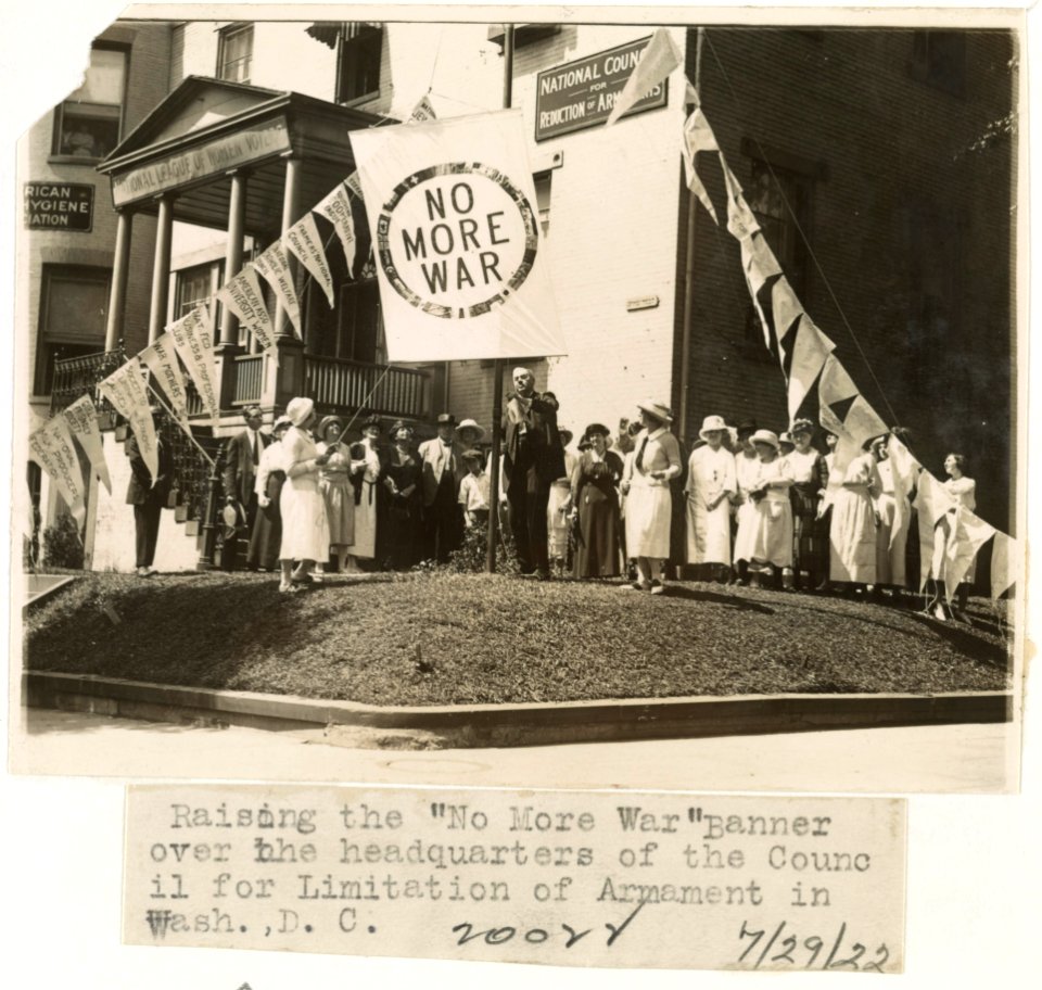 Raising the No more war banner over the headquarters of the Council for Limitation of Armaments in Wash., D.C. LCCN2002697214