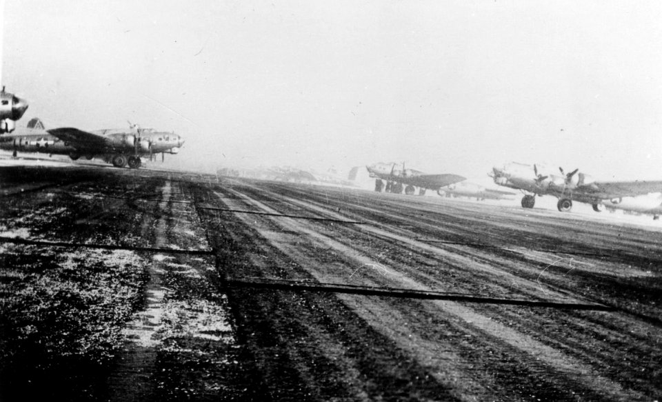 RAF Bury St Edmunds - 94th Bombardment Group - B-17s on Hardstands