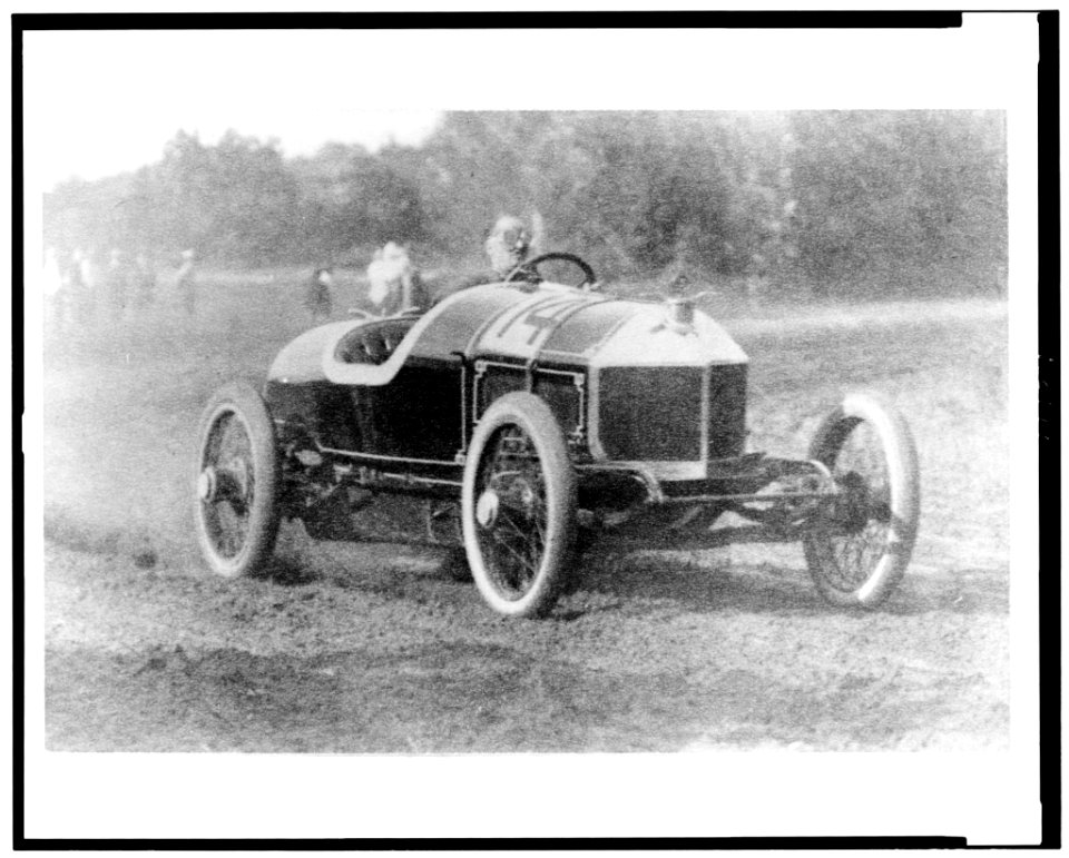 Racing automobile no. 14 on Benning race track, Washington, D.C., area on Labor Day LCCN90710641