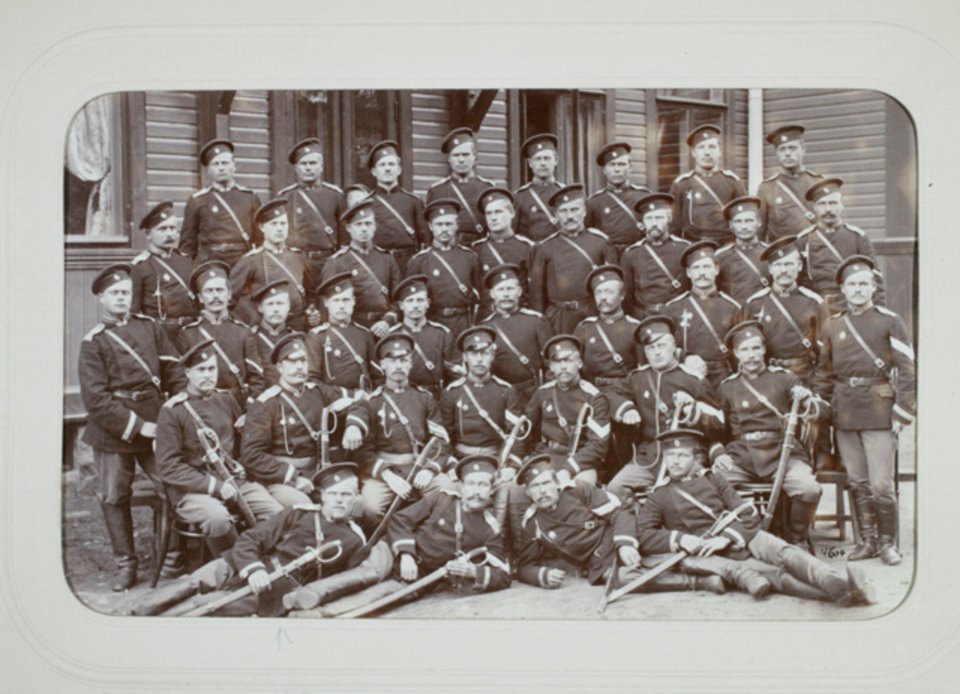 Rakuuna-aliupseereja ryhmäkuvassa (J David, before 1897)