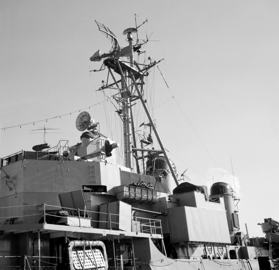 Radar arrangement aboard USS Bristol (DD-857) in December 1953
