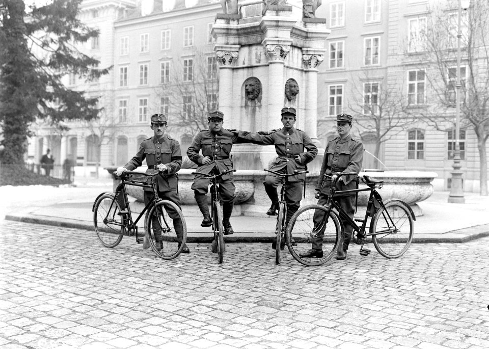 Radfahrer des Armeestabes mit ihren Velos vor dem Bundeshaus - CH-BAR - 3241537
