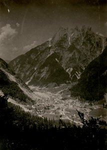 Raibl mit Fünfspitz.Stpkt, der Aufnahme am Wege zu den rauhen Köpfen. (30-7.1917.) (BildID 15801910)