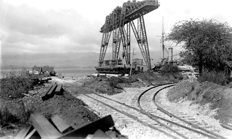 Railraod tracks to the torpedo piers at Naval Station Pearl Harbor, Hawaii (USA), on 3 September 1918 (NH 11795)