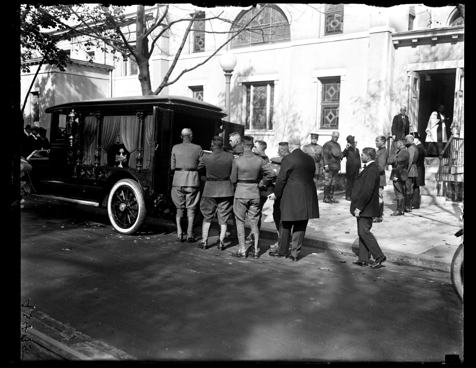 Placing casket in hearse LCCN2016890799