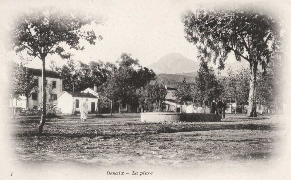 Place du village de Nador (Algérie)