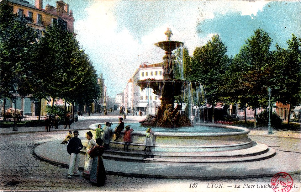 Place Guichard avec fontaine, Libre de droits Bibliothèque Municipale de Lyon, colorisée