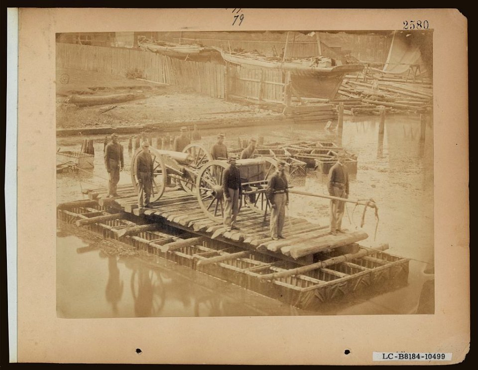 Raft of blanket boats ferrying field artillery and soldiers across the Potomac River LCCN2006676196