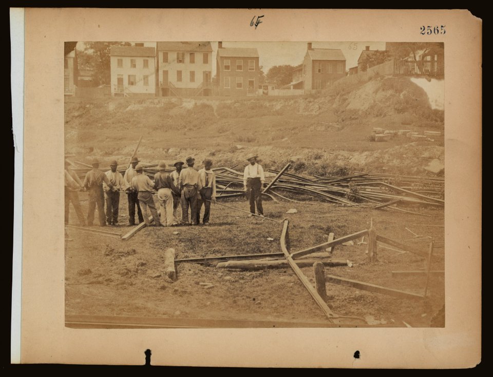 Railroad construction workers straightening track LCCN2006676185