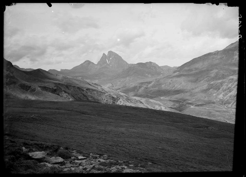 Planura alpina amb el Midi d'Ossau al fons