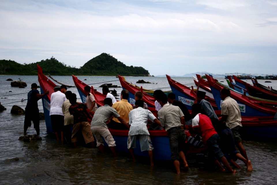 Ramai-ramai menangkap ikan. (15978770581)