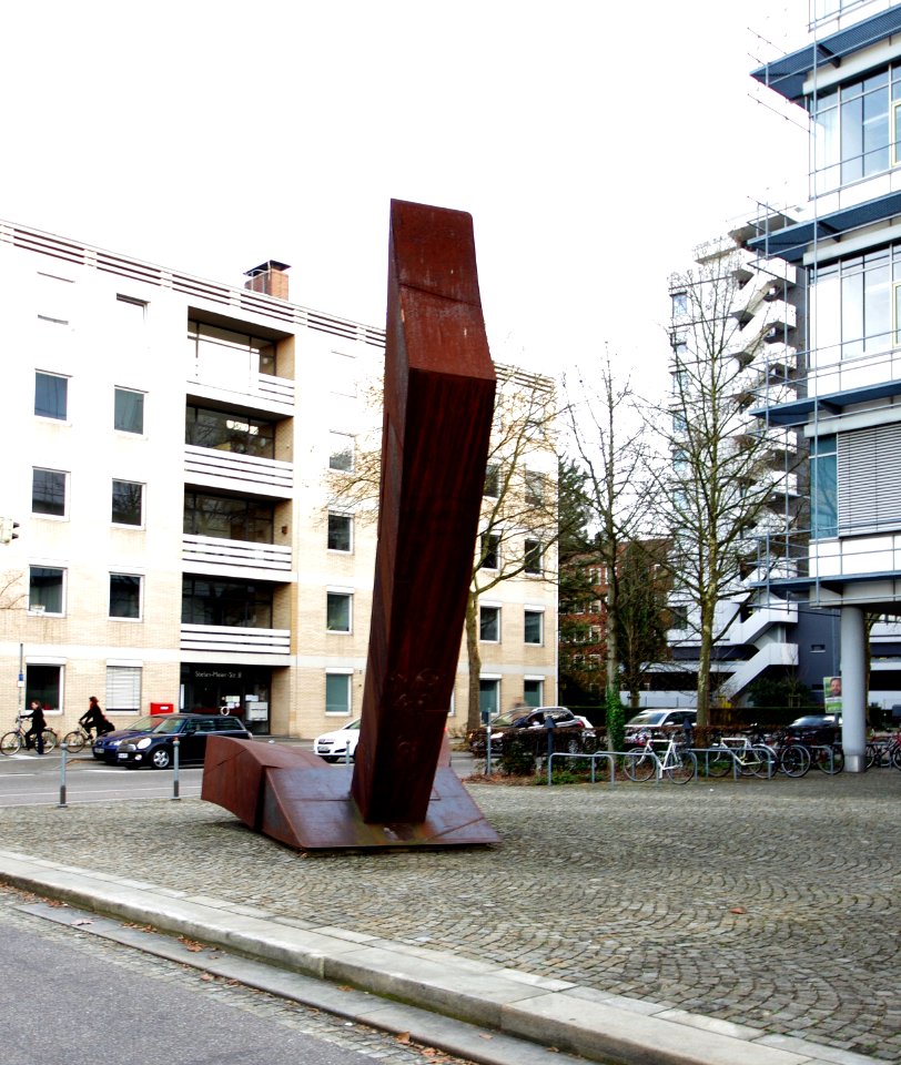 Plastik vor dem FMF (Freiburg) 5527