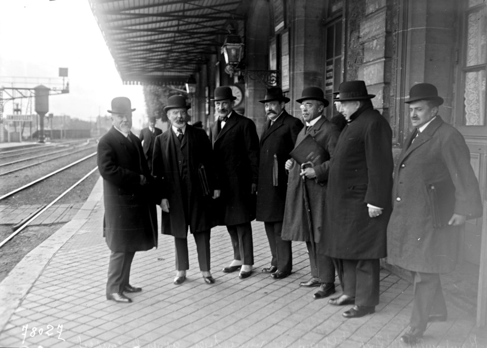 Rambouillet, 14-8-22 (i.e. 14 septembre 1922,) départ des ministres après le conseil - (photographie de presse) - (Agence Rol)