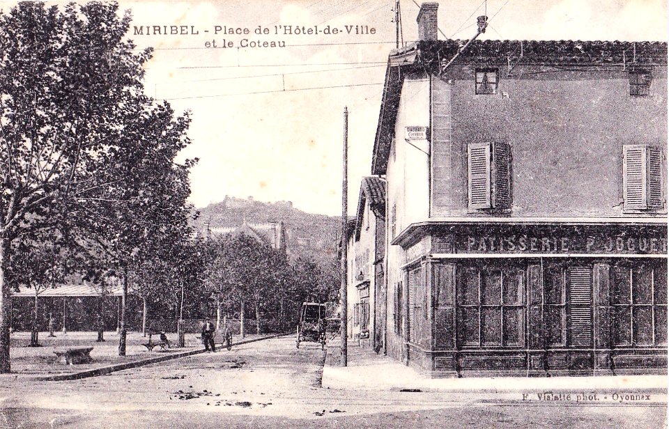 Place du marché de Miribel et château de Miribel