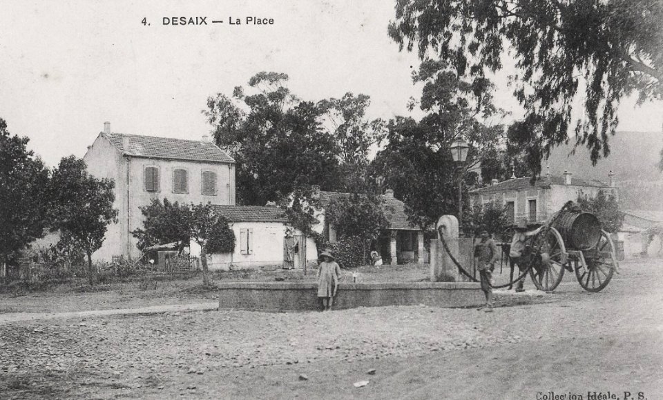 Place du village de Nador en Algérie