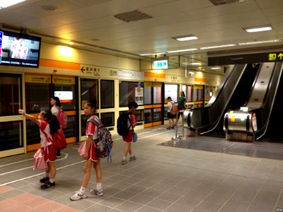 Platform 1 of Daqiaotou Station, Taipei MRT by VOA 20140830