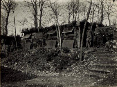 Platzkommandobaracke der 28. J.T.D.mit Hauptmann Cerni. (BildID 15572580)