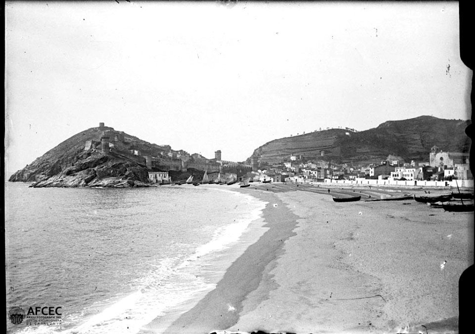 Platja i poble de Tossa de Mar amb fragments de la muralla al fons