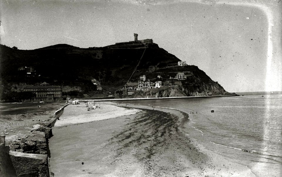Playa de Ondarreta, en donde se ve el edificio que albergó la cárcel, y falda del monte Igeldo (1 de 1) - Fondo Car-Kutxa Fototeka