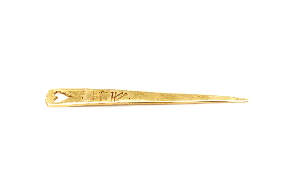 Platt, triangelformad nål av guld med hjärtformigt hål vid den konturerade basen - Skoklosters slott - 92257