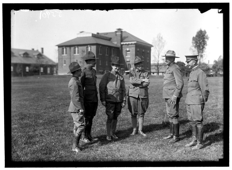 PLATTSBURG RESERVE OFFICERS TRAINING CAMP. REGULAR ARMY OFFICERS IN COMMAN, RIGHT, TALKING TO SOME D.C. MAN LCCN2016866566