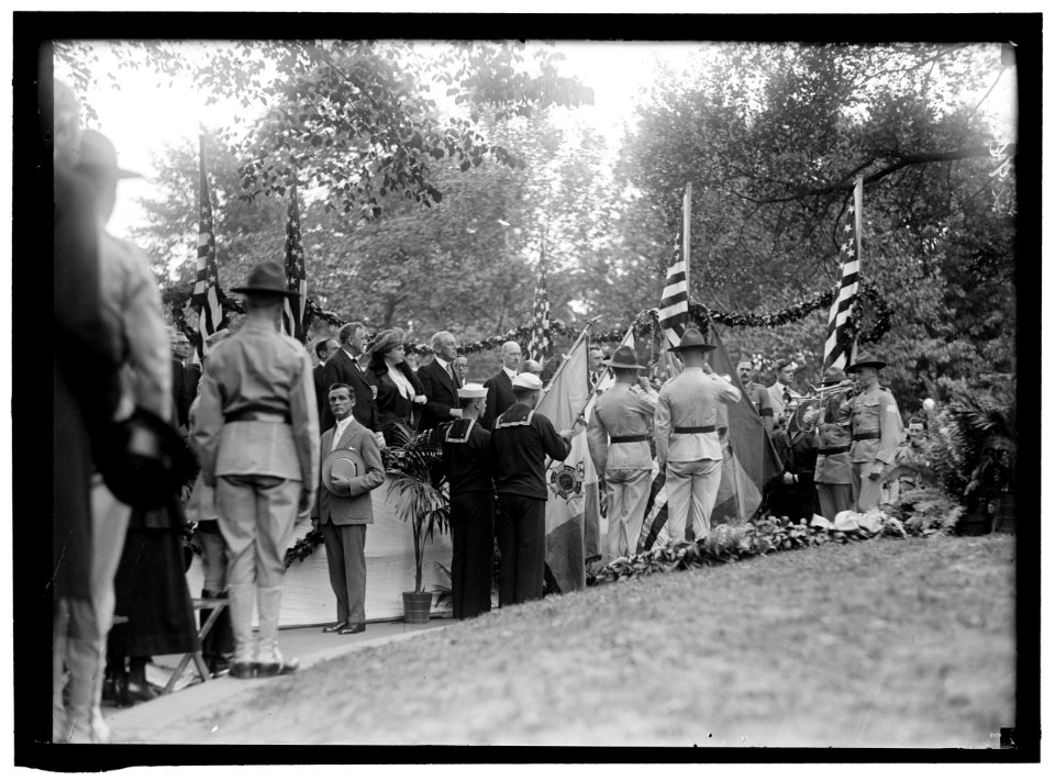 PLATTSBURG. RESERVE OFFICERS TRAINING CAMP. REGULAR ARMY OFFICERS IN COMMAN, RIGHT, TALKING TO SOME D.C. MAN LCCN2016864819