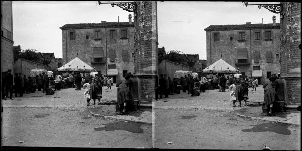 Plaça amb gent en un mercat de bestiar a l'Ametlla del Vallès
