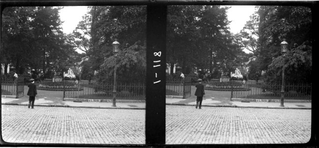 Plaça amb jardí i estàtua a Tolosa